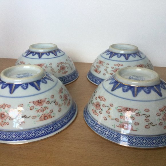 set of 4 Vintage Chinese porcelain bowls rice eyes grain blue white red dragon - Picture 2 of 8